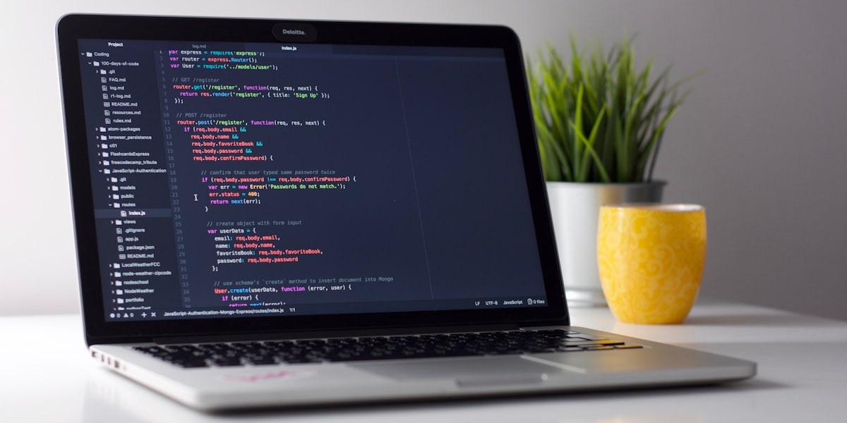 Schermo con codice Python - sviluppo moduli Odoo custom in Python, XML e framework OWL