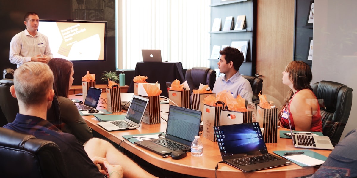 Team al lavoro su lavagna - workshop analisi requisiti e metodologia agile implementazione Odoo ERP